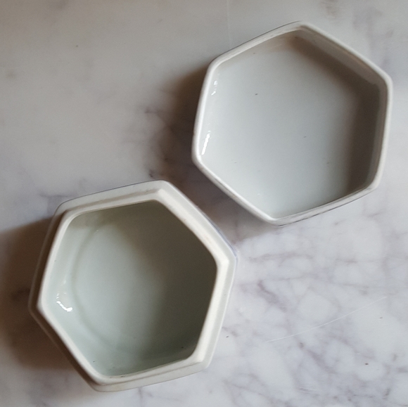 Adorable vintage porcelain dish with lid - Picture 6 of 6